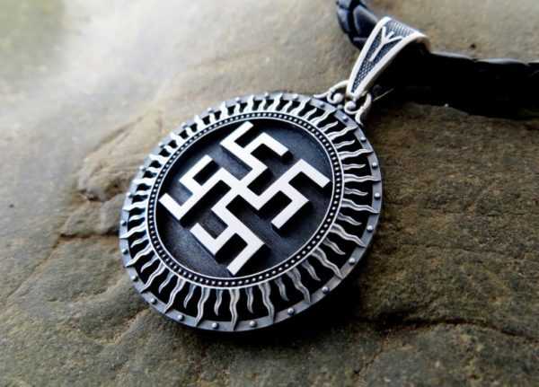 Amulet z kwiatem paproci 