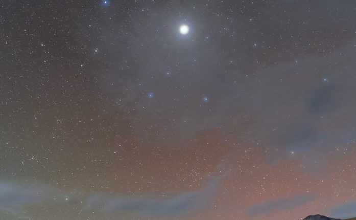 Rzadkie halo Jowisza widoczne jest na zadziwiającym pustynnym zdjęciu 