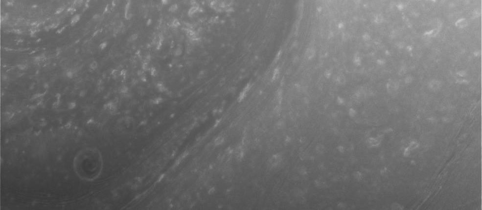 Początek ostatniej misji „Cassini” - sześciokąt Saturna w bliskiej odległości 