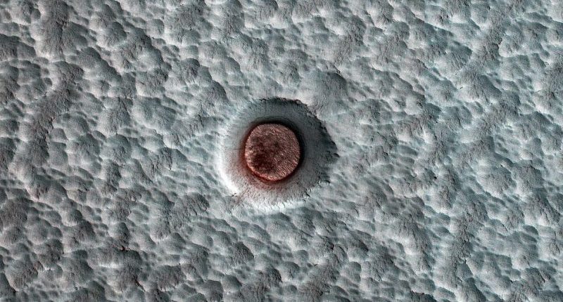 NASA obserwowała, jak lód w kraterze Marsa zmienia się przez dekadę 
