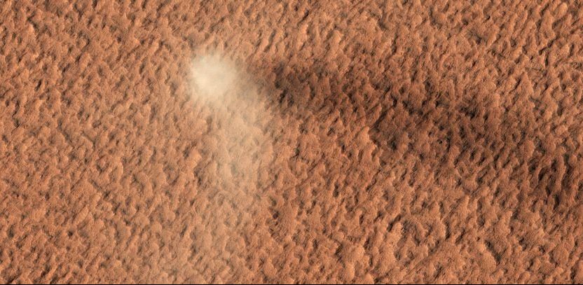 NASA publikuje zdjęcia epickiego „Dust Devil” na powierzchni Marsa 