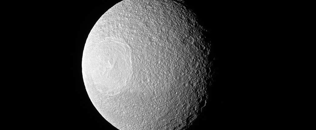 Nowe spojrzenie na Tethys z misji Cassini 