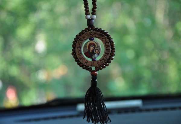 amulet w samochodzie 