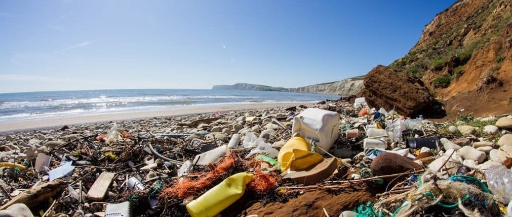 Ogromna ilość plastikowych odpadów „znika” z oceanów.  Nowe badania pokazują, gdzie 