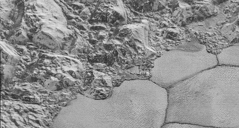 Czy Pluton zawiera elementy niezbędne do życia?  - Nowe dane misji dla New Horizons 