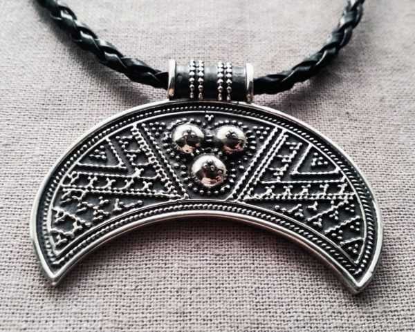 księżycowy amulet 