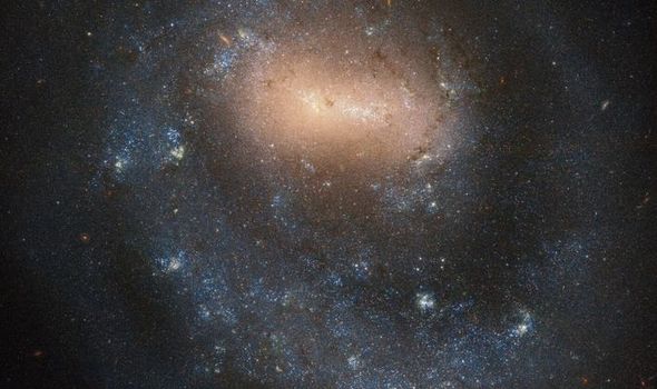 Teleskop Hubble'a rejestruje „jednoręką” galaktykę 