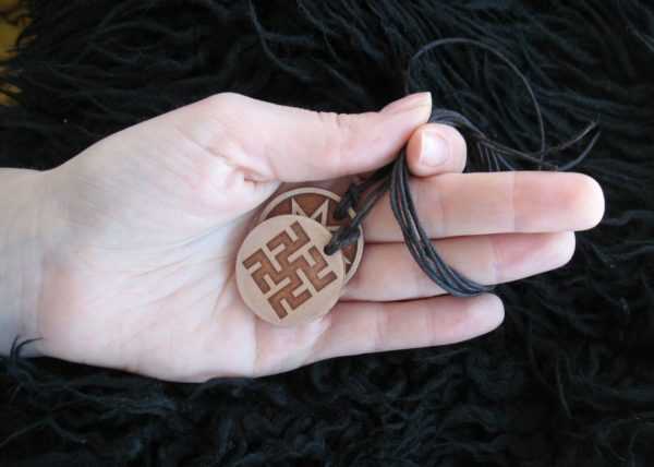 Amulet pokonuje trawę 
