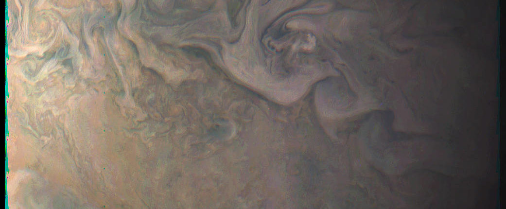 Juno Probe wychwytuje małą czerwoną plamkę Jowisza z bliskiej odległości 